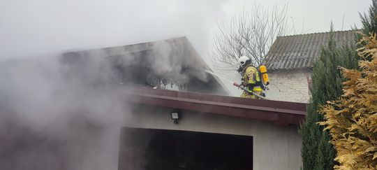 Auto stanęło w płomieniach. Palił się też garaż. Wezwano 6 zastępów strażaków [ZDJĘCIA]