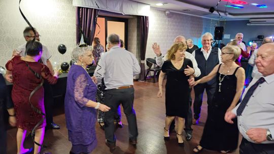 Chełm. Sylwester seniorów w Restauracji LWÓW z Radosławem Liszewskim z zespołu WEEKEND [GALERIA ZDJĘĆ]