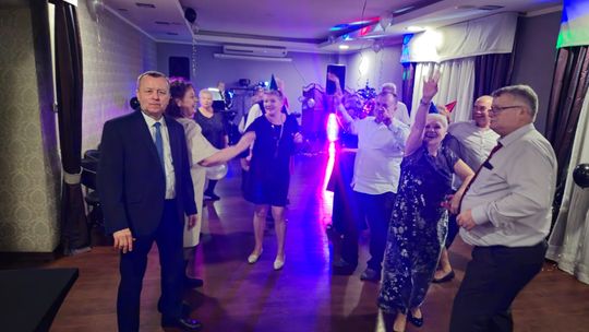 Chełm. Sylwester seniorów w Restauracji LWÓW z Radosławem Liszewskim z zespołu WEEKEND [GALERIA ZDJĘĆ]