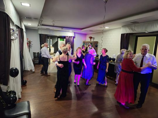 Chełm. Sylwester seniorów w Restauracji LWÓW z Radosławem Liszewskim z zespołu WEEKEND [GALERIA ZDJĘĆ]