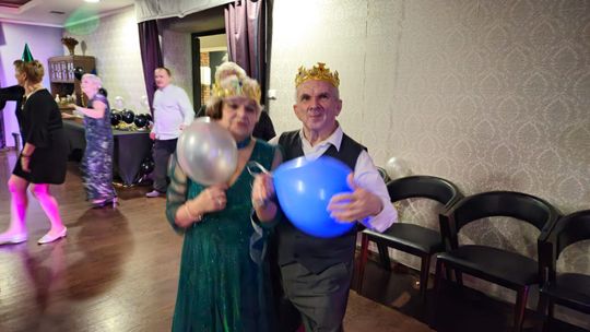 Chełm. Sylwester seniorów w Restauracji LWÓW z Radosławem Liszewskim z zespołu WEEKEND [GALERIA ZDJĘĆ]