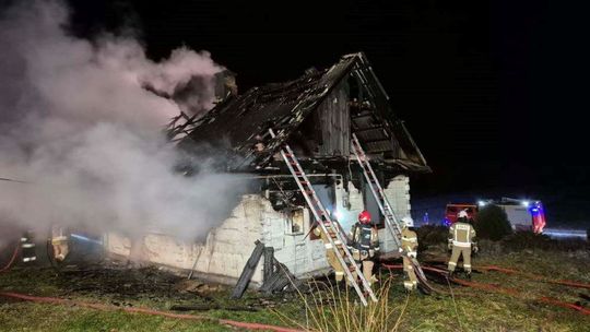 Tragiczny pożar. Spłonął drewniany dom. Nie żyje 52-latek
