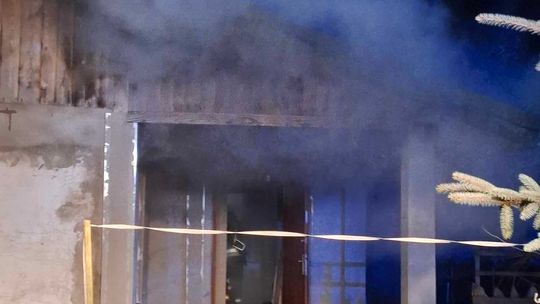 Dramat rodziny z Chylina Wielkiego. Drewniany dom płonął jak pochodnia [ZDJĘCIA]