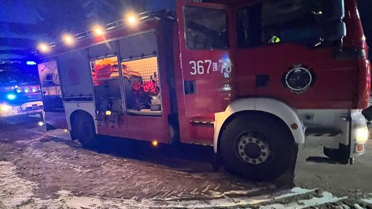 Dramat rodziny z Chylina Wielkiego. Drewniany dom płonął jak pochodnia [ZDJĘCIA]