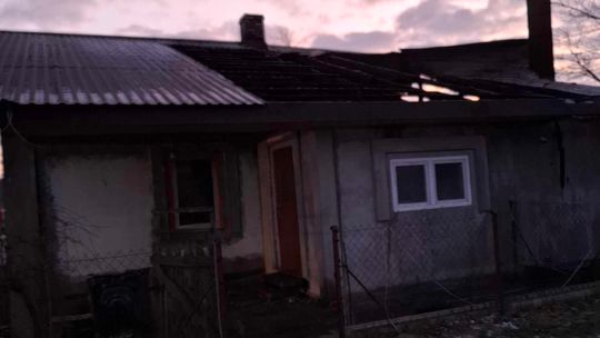 Dramat rodziny z Chylina Wielkiego. Drewniany dom płonął jak pochodnia [ZDJĘCIA]