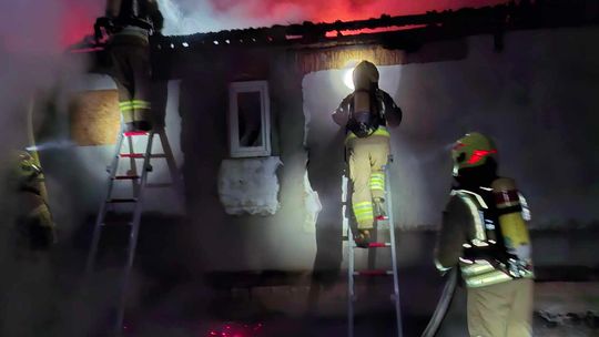 Dramat rodziny z Chylina Wielkiego. Drewniany dom płonął jak pochodnia [ZDJĘCIA]