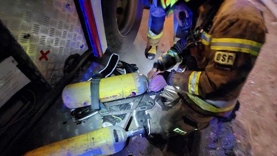 Dramat rodziny z Chylina Wielkiego. Drewniany dom płonął jak pochodnia [ZDJĘCIA]