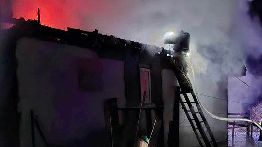 Dramat rodziny z Chylina Wielkiego. Drewniany dom płonął jak pochodnia [ZDJĘCIA]