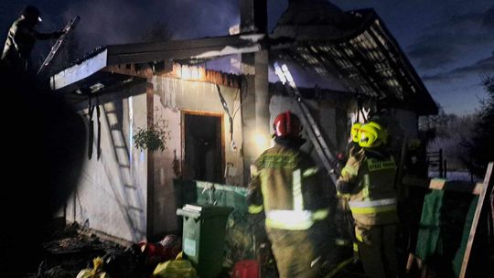 Dramat rodziny z Chylina Wielkiego. Drewniany dom płonął jak pochodnia [ZDJĘCIA]