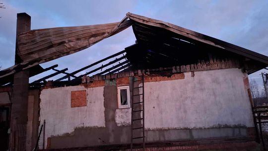 Dramat rodziny z Chylina Wielkiego. Drewniany dom płonął jak pochodnia [ZDJĘCIA]