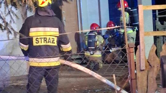 Dramat rodziny z Chylina Wielkiego. Drewniany dom płonął jak pochodnia [ZDJĘCIA]