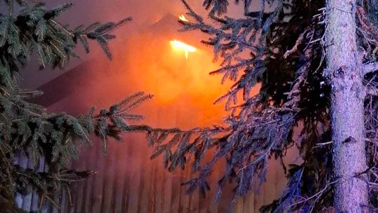 Dramat rodziny z Chylina Wielkiego. Drewniany dom płonął jak pochodnia [ZDJĘCIA]