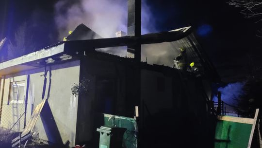 Dramat rodziny z Chylina Wielkiego. Drewniany dom płonął jak pochodnia [ZDJĘCIA]