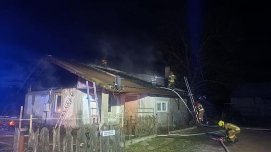 Dramat rodziny z Chylina Wielkiego. Drewniany dom płonął jak pochodnia [ZDJĘCIA]