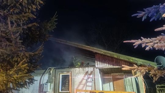 Dramat rodziny z Chylina Wielkiego. Drewniany dom płonął jak pochodnia [ZDJĘCIA]