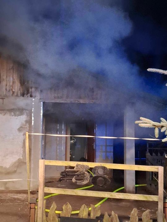 Dramat rodziny z Chylina Wielkiego. Drewniany dom płonął jak pochodnia [ZDJĘCIA]