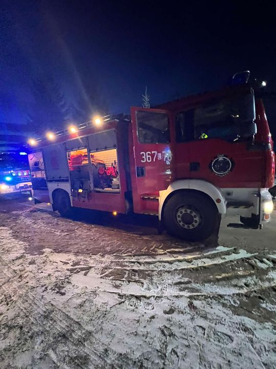 Dramat rodziny z Chylina Wielkiego. Drewniany dom płonął jak pochodnia [ZDJĘCIA]