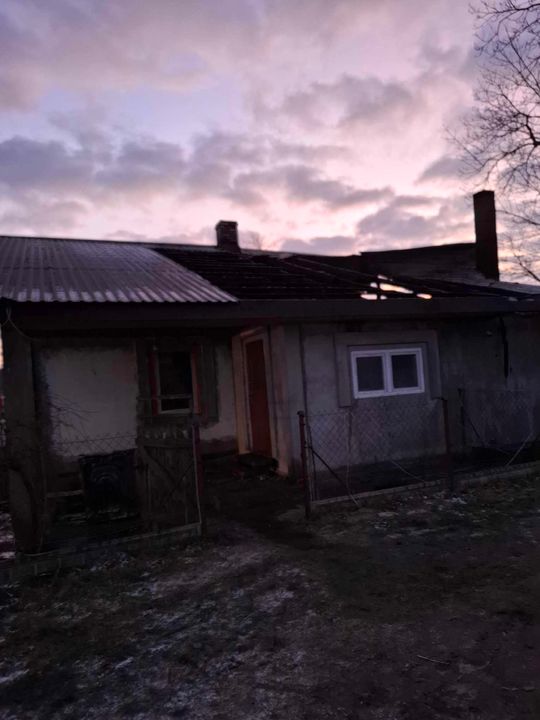 Dramat rodziny z Chylina Wielkiego. Drewniany dom płonął jak pochodnia [ZDJĘCIA]