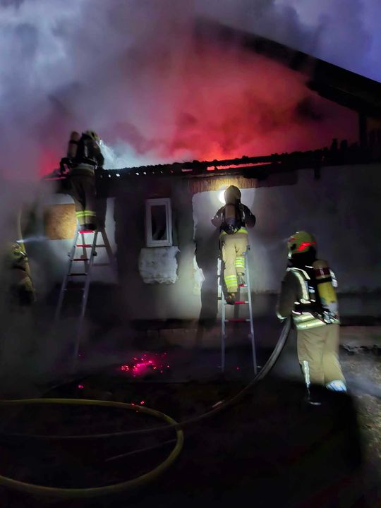 Dramat rodziny z Chylina Wielkiego. Drewniany dom płonął jak pochodnia [ZDJĘCIA]