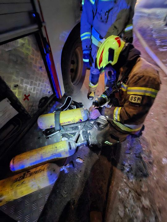 Dramat rodziny z Chylina Wielkiego. Drewniany dom płonął jak pochodnia [ZDJĘCIA]