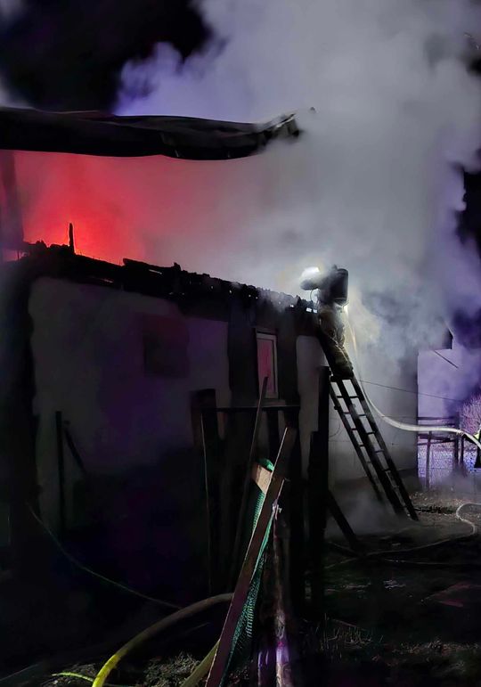 Dramat rodziny z Chylina Wielkiego. Drewniany dom płonął jak pochodnia [ZDJĘCIA]