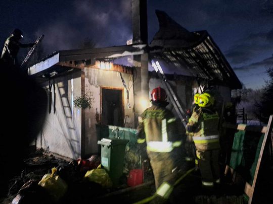 Dramat rodziny z Chylina Wielkiego. Drewniany dom płonął jak pochodnia [ZDJĘCIA]
