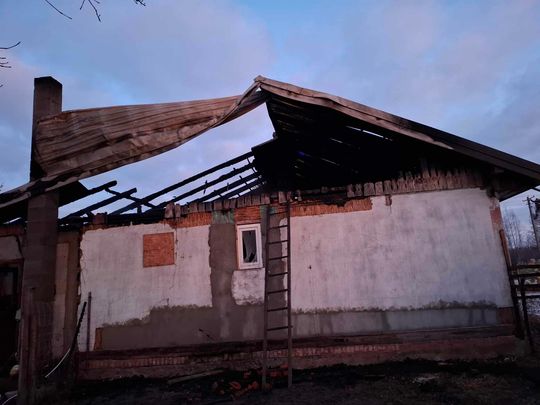 Dramat rodziny z Chylina Wielkiego. Drewniany dom płonął jak pochodnia [ZDJĘCIA]