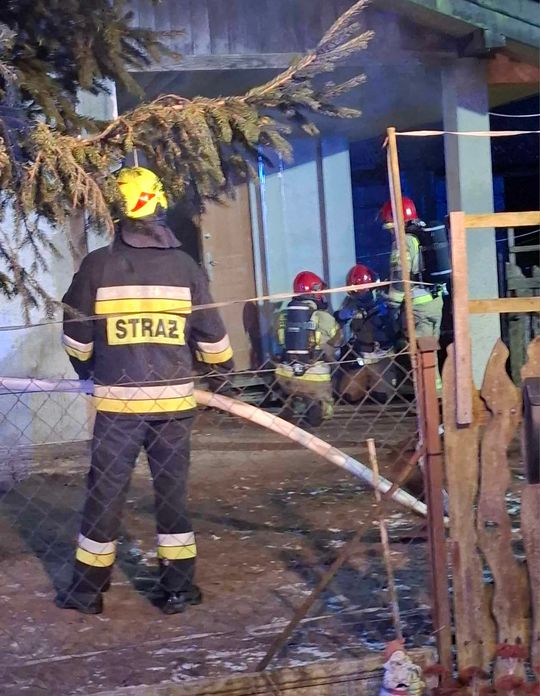 Dramat rodziny z Chylina Wielkiego. Drewniany dom płonął jak pochodnia [ZDJĘCIA]