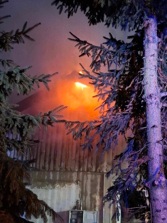 Dramat rodziny z Chylina Wielkiego. Drewniany dom płonął jak pochodnia [ZDJĘCIA]