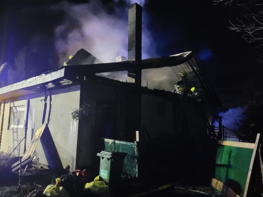 Dramat rodziny z Chylina Wielkiego. Drewniany dom płonął jak pochodnia [ZDJĘCIA]