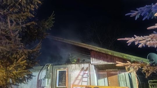 Dramat rodziny z Chylina Wielkiego. Drewniany dom płonął jak pochodnia [ZDJĘCIA]