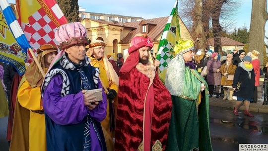 Krasnystaw. Orszak Trzech Króli z kościoła pw. Trójcy Przenajświętszej [GALERIA ZDJĘĆ]