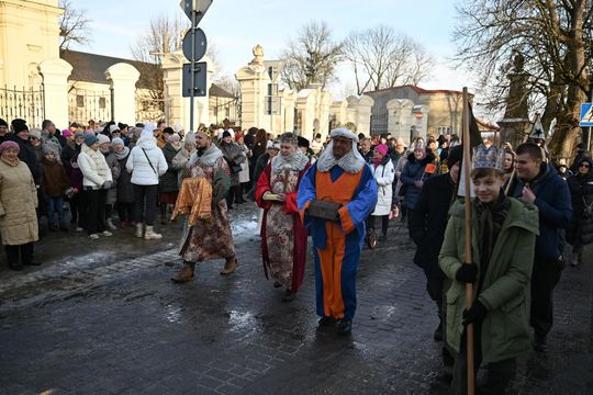 Orszak trzech króli przeszedł ulicami Włodawy [GALERIA ZDJĘĆ]