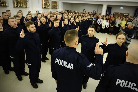 100 nowych policjantów zasiliło lubelski garnizon policji [GALERIA ZDJĘĆ]