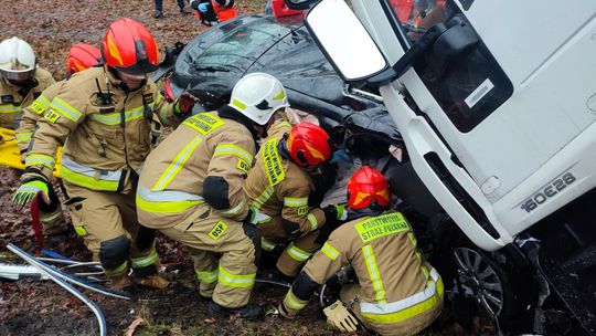 Czołowe zderzenie na krajowej 17 w Łopienniku Nadrzecznym [GALERIA ZDJĘĆ]