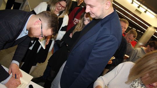 Chełm. Spotkanie autorskie. Prezydent Jakub Banaszek rozmawiał z Mateuszem Grzeszczukiem [GALERIA ZDJĘĆ]