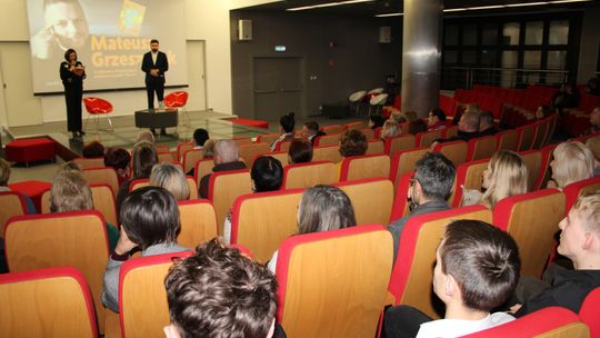 Chełm. Spotkanie autorskie. Prezydent Jakub Banaszek rozmawiał z Mateuszem Grzeszczukiem [GALERIA ZDJĘĆ]