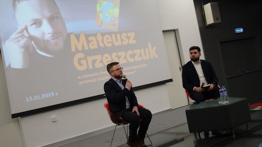 Chełm. Spotkanie autorskie. Prezydent Jakub Banaszek rozmawiał z Mateuszem Grzeszczukiem [GALERIA ZDJĘĆ]