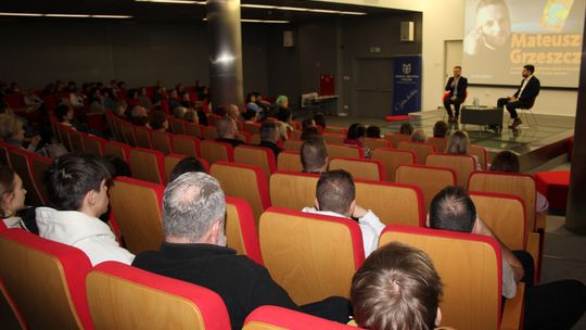 Chełm. Spotkanie autorskie. Prezydent Jakub Banaszek rozmawiał z Mateuszem Grzeszczukiem [GALERIA ZDJĘĆ]