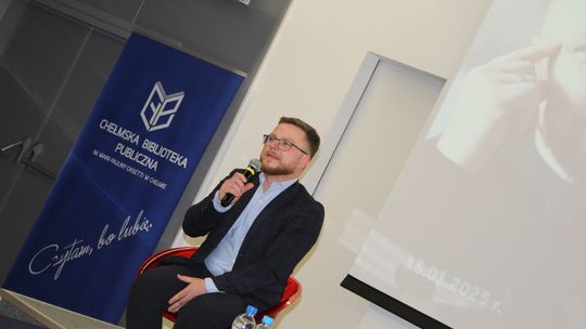 Chełm. Spotkanie autorskie. Prezydent Jakub Banaszek rozmawiał z Mateuszem Grzeszczukiem [GALERIA ZDJĘĆ]