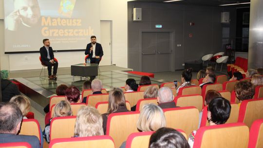 Chełm. Spotkanie autorskie. Prezydent Jakub Banaszek rozmawiał z Mateuszem Grzeszczukiem [GALERIA ZDJĘĆ]