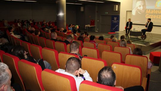 Chełm. Spotkanie autorskie. Prezydent Jakub Banaszek rozmawiał z Mateuszem Grzeszczukiem [GALERIA ZDJĘĆ]