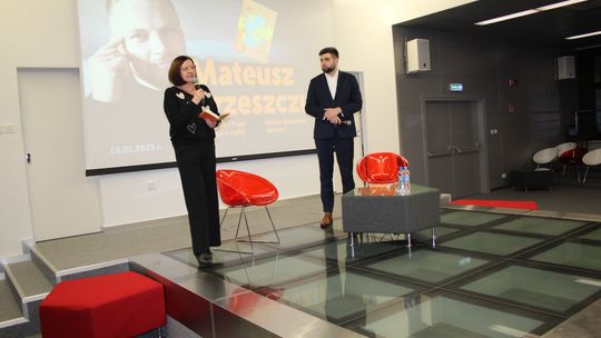 Chełm. Spotkanie autorskie. Prezydent Jakub Banaszek rozmawiał z Mateuszem Grzeszczukiem [GALERIA ZDJĘĆ]