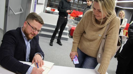 Chełm. Spotkanie autorskie. Prezydent Jakub Banaszek rozmawiał z Mateuszem Grzeszczukiem [GALERIA ZDJĘĆ]