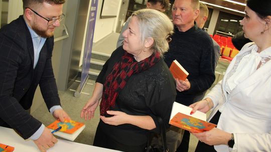 Chełm. Spotkanie autorskie. Prezydent Jakub Banaszek rozmawiał z Mateuszem Grzeszczukiem [GALERIA ZDJĘĆ]