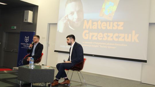 Chełm. Spotkanie autorskie. Prezydent Jakub Banaszek rozmawiał z Mateuszem Grzeszczukiem [GALERIA ZDJĘĆ]