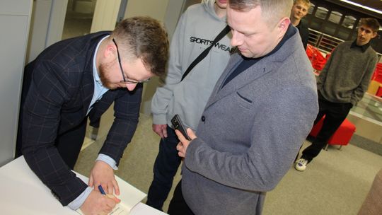 Chełm. Spotkanie autorskie. Prezydent Jakub Banaszek rozmawiał z Mateuszem Grzeszczukiem [GALERIA ZDJĘĆ]