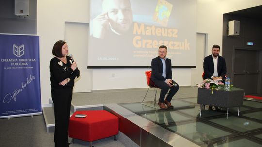 Chełm. Spotkanie autorskie. Prezydent Jakub Banaszek rozmawiał z Mateuszem Grzeszczukiem [GALERIA ZDJĘĆ]