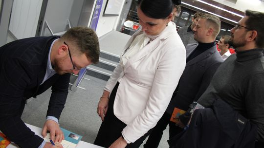 Chełm. Spotkanie autorskie. Prezydent Jakub Banaszek rozmawiał z Mateuszem Grzeszczukiem [GALERIA ZDJĘĆ]