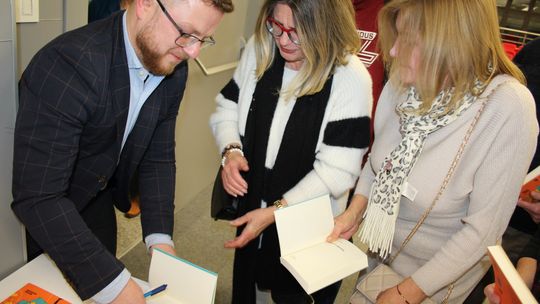 Chełm. Spotkanie autorskie. Prezydent Jakub Banaszek rozmawiał z Mateuszem Grzeszczukiem [GALERIA ZDJĘĆ]